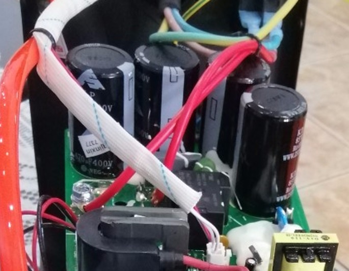 Máy sử dụng tụ nguồn 470uF/400V số lượng 4 cái